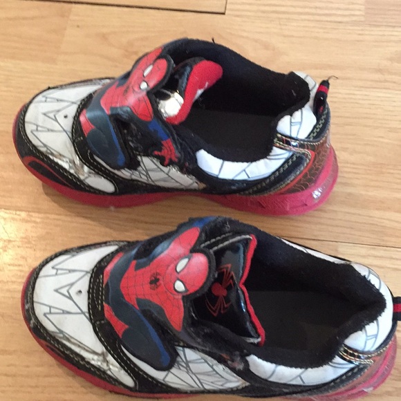 Sneakers - Picture 6 of 7